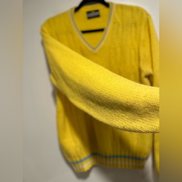 VTG 50s Unisex Sz:L Sportswear Bright Yellow VNeck Cable Knit Preppy Sweater. - Picture 4 of 10